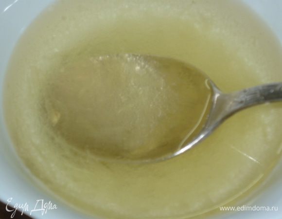 Половинку лимона 10-15 сек прогреть в микроволновке и отжать сок. В этом случае сока будет больше и "оттдаваться" он будет легче. Смешать сок с маслом. Я пользуюсь только подсолнечным без запаха. Но полагаю, что любители оливкового смело могут идти в бой,т.к. это масло придаст
 еще больше итальятистости этой рыбке.