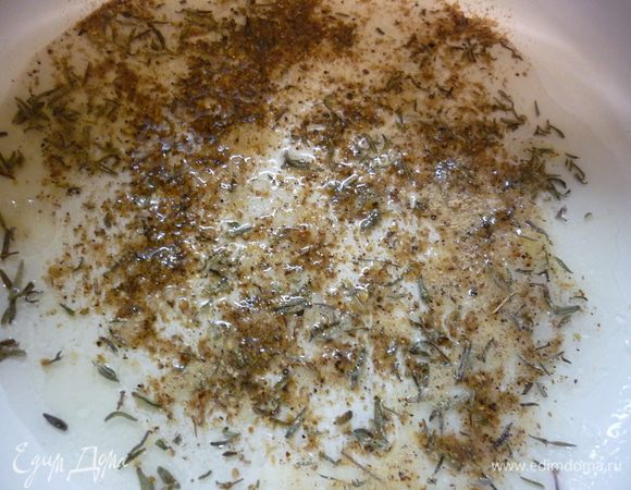 Я обожаю белый перец и тимьян. Поэтому щедро сыплю. А вы...ну попробуйте сначала немножко, а потом по вкусу ориентируйтесь. Выбираем форму для засолки-маринования. На дно наливаем масло с лимонным соком 1 ложку, предварительно перемешаем этот полумайонез)))). А потом донышко щедро посыпаем крупной солью, перцем и тимьяном. Почему сначала масло? Потому что если сначала пряности, то жидкость их просто размоет. А так получается аккуратно и равномерно.