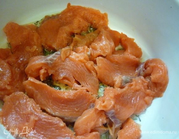 Теперь на эту ароматность укладываем слой рыбы. В данном случае я нарезала такие удобные бутербродные ломтики, т.к. нерка была немного подморожена, и ножичек так душевно шел по мякоти.