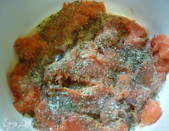 И опять в том же порядке: масло с соком, соль, перец, тимьян. И опять рыба. и опять масло....пока не кончится рыбка. Сверху рыбу утрамбовать слегка и умастить специями и пряностями.