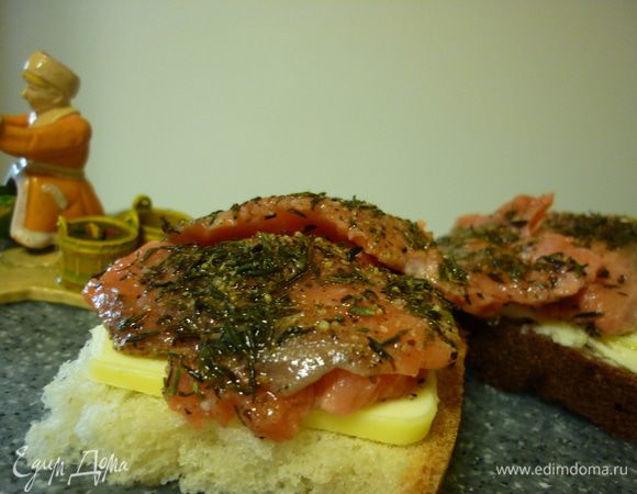 Рыба готова через 6 часов тонкими ломтиками, через 12-15 толстым до 3 см ломтями. На хлебушек масло, а потом рыбу. Глазки закрыли ... полетели...