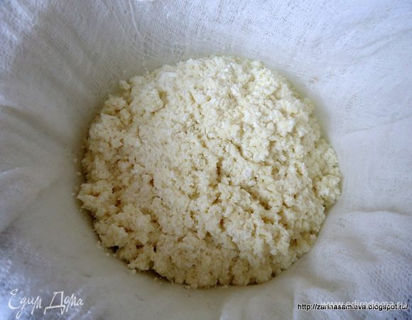 Снять творог с огня и процедить сквозь марлю.
Когда сывортка стечет, надо немного отжать творог, собрав марлю в узелок.
