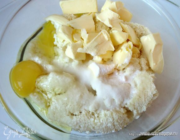 Все ингредиенты для изготовления сыра сложить в одну кастрюлю. Можно по желанию добавить специи или травы, я добавила немного черного молотого перца.