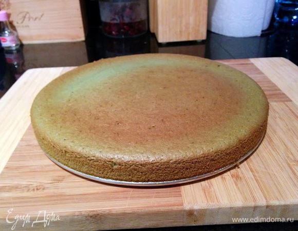 Нагреваем духовку до 170 градусов и выпекаем в разъемной форме около 30 минут, пока бисквит не будет готов.