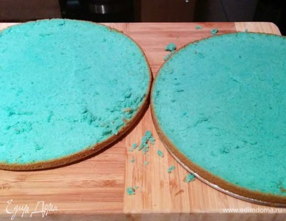 Охлаждаем бисквит и режем на 2 коржа.