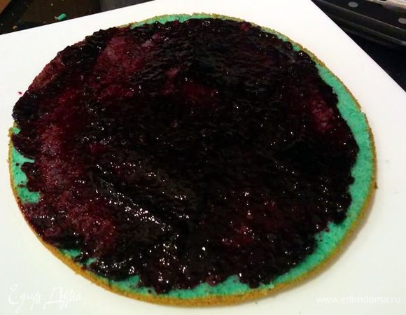 Каждый корж поливаем ликером и вареньем, чтобы пропитать и сделать тортик сочным.