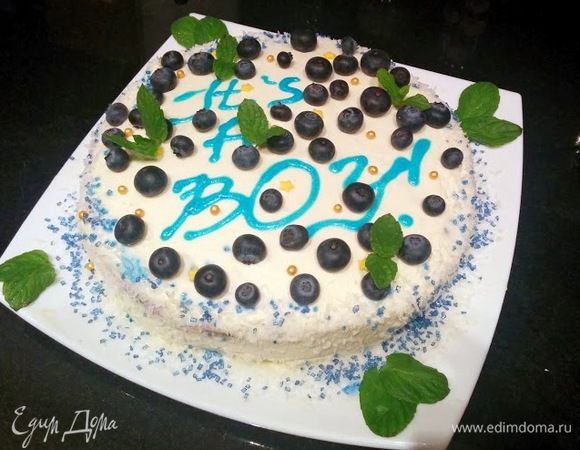 Покрываем тортик кремом, по краям украшаем кокосовой стружкой, сверху- ягоды и листочки мяты, пишем пожелание и отправляем в холодильник настояться до прихода гостей.  Подавать с фейерверком в серединке тортика. Приятного аппетита!