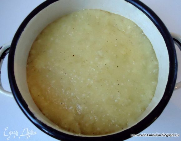 Сыр выложить в заранее подготовленные формы, сверху немного придавить рукой, что бы масса легла ровно. Дать полностью застыть. 