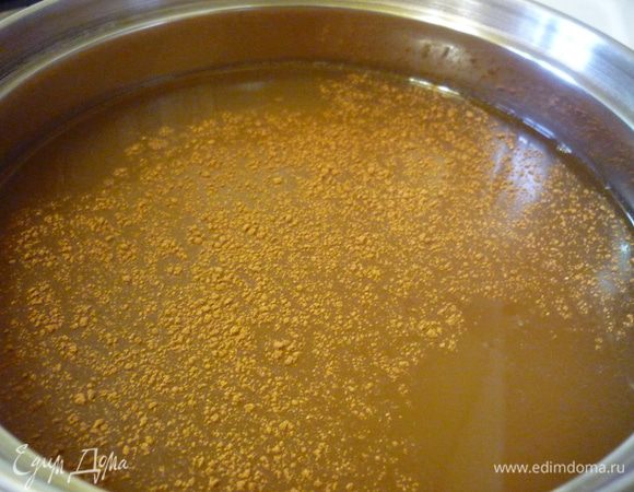 Сок яблочный домашнего приготовления отправляем на временное жительство в кастрюлю. туда же добавляем по вкусу сахар, если есть в этом необходимость, ванильный сахара, корицу. Я добавила еще немного молотого имбиря.