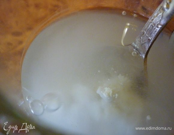 1 столовую ложку картофельного крахмала развести в 100 мл холодной воды.