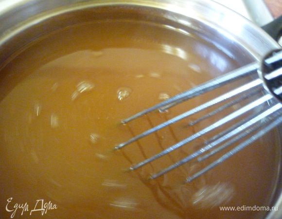 Как только сок закипит, вливаем в него тонкой струйкой разведенный крахмал, постоянно помешивая.