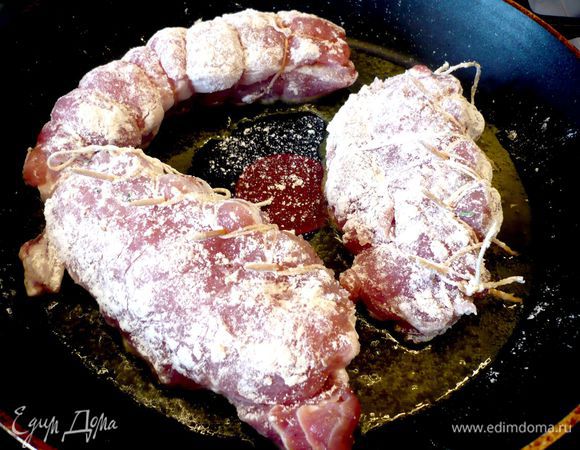 Поставим вариться картофель с сельдереем примерно на 20 минут. Духовку разогреем до 220 градусов. Каждую отбивную обваляем в муке, стряхнем лишнюю муку. Обжарим на оливковом масле по 4-5 минут с каждой стороны, затем также по минуте обжарим бока, захватив отбивную щипцами для гриля.  