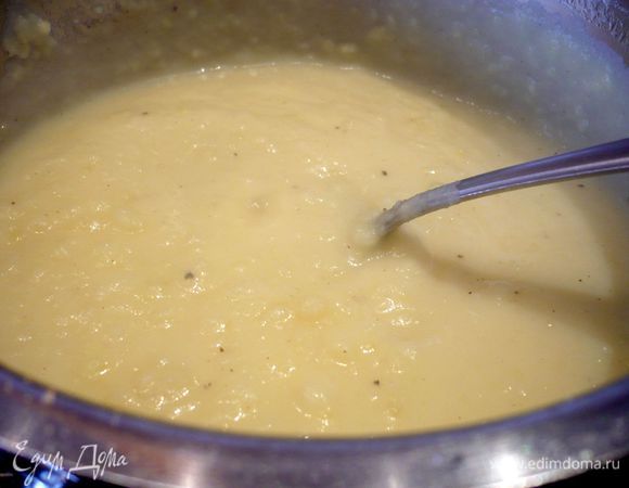 Сольем жидкость с картофеля. Разотрем картофель при помощи толокушки, добавив горячее молоко и мягкое сливочное масло (100 г). Хорошо перемешаем, посолим, поперчим и добавим щепотку-другую мускатного ореха. 