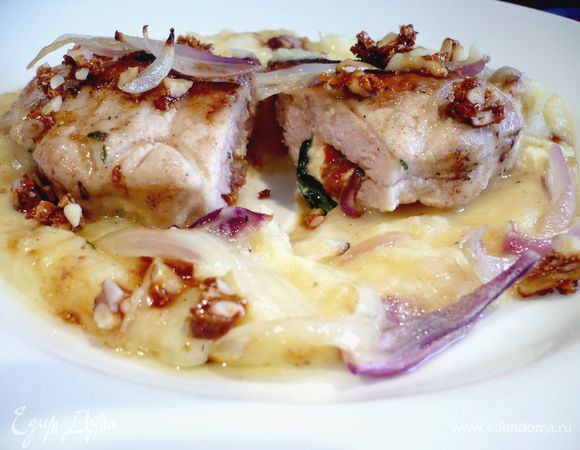 Карамель рубим на мелкие кусочки и присыпаем наши отбивные. Отбивные с пюре готовы! Угощайтесь! 