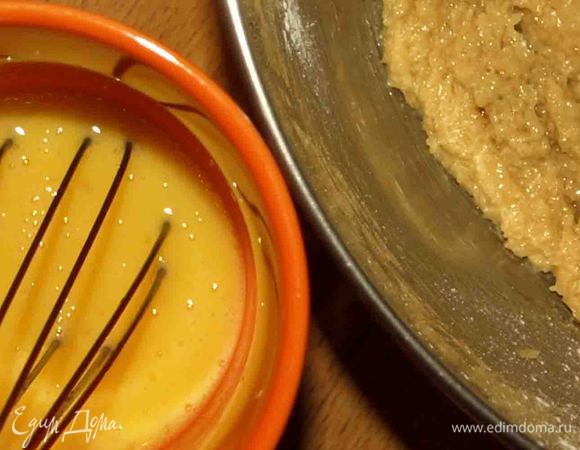 Взбиваем размягченное масло с сахаром и имбирем в пышный крем. Яйца взбалтываем. Частями вводим яйца в масло при этом добавляя по ложке просеянной муки, чтоб тесто не расслаивалось. 