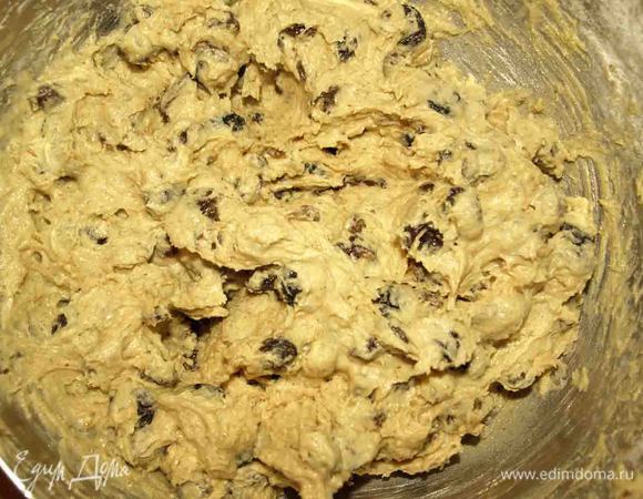 Добавляем оставшуюся муку, разрыхлитель и размоченный изюм. Очень тщательно перемешиваем до однородной массы, распределяем изюм равномерно.