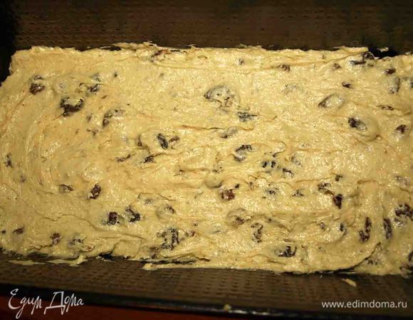 Тесто перекладываем в формочку и выравниваем. Вепекать в заранее разогретой духовке до 160 градусов 1 час 15-25 минут. 