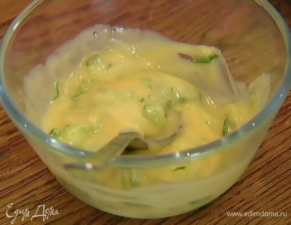 Зеленый лук мелко порубить (должны получиться 2 ст. ложки) и смешать с 2 ст. ложками майонеза.