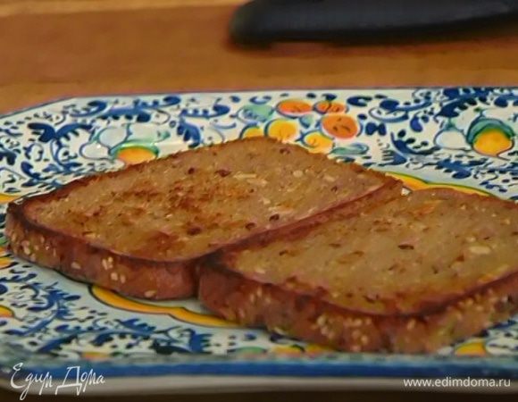 Разогреть в сковороде оливковое и сливочное масло и обжарить хлеб с двух сторон.