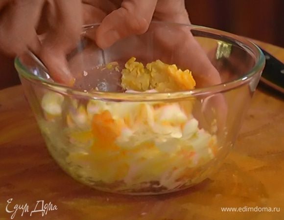 Яйца отварить вкрутую, почистить и измельчить вилкой.