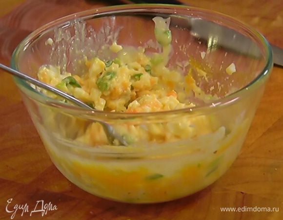 Добавить майонез с луком, слегка посолить, поперчить и перемешать.