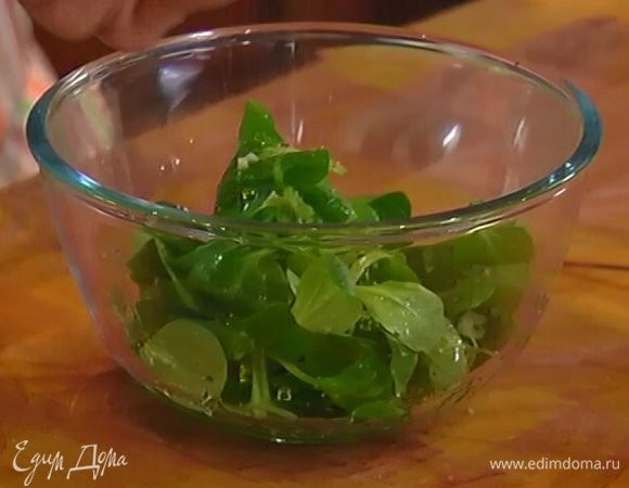 Листья салата выложить в небольшую посуду, сбрызнуть оливковым маслом Extra Virgin и оставшимся лимонным соком, посолить, поперчить и перемешать.