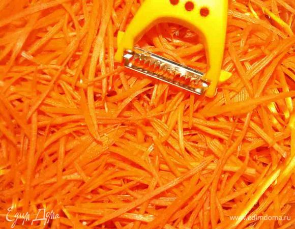 Морковь моем, очищаем и нарезаем соломкой специальной теркой или ножом. Если нет, то тонкой соломкой или на простой крупной терке.
Добавляем соль, сахар и отставляем, чтоб морковь пустила сок.