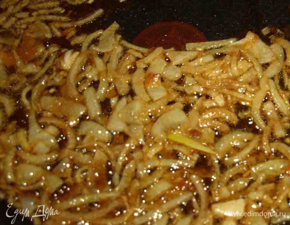 Лук режем и обжариваем в пяти ложках растительного масла. Добавляем красный перец. Обжариваем пока лук не станет золотистого цвета и масло не насытится красным перцем.