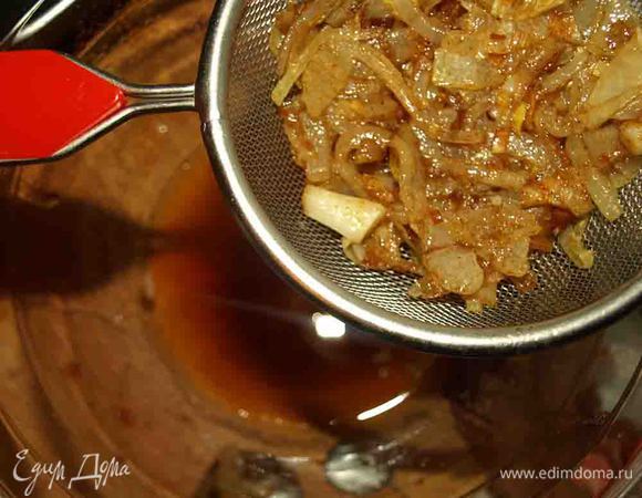 Процеживаем масло. Лук нам больше не понадобится.
