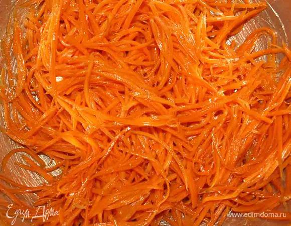 В морковь добавляем черный перец, уксус, перемешиваем, заливаем горячим маслом. И дает настояться ночь или пару часов.
Если вы решили добавить чеснок, то добавляйте его в самую последнюю очередь, иначе он станет от горячего масла зеленым.