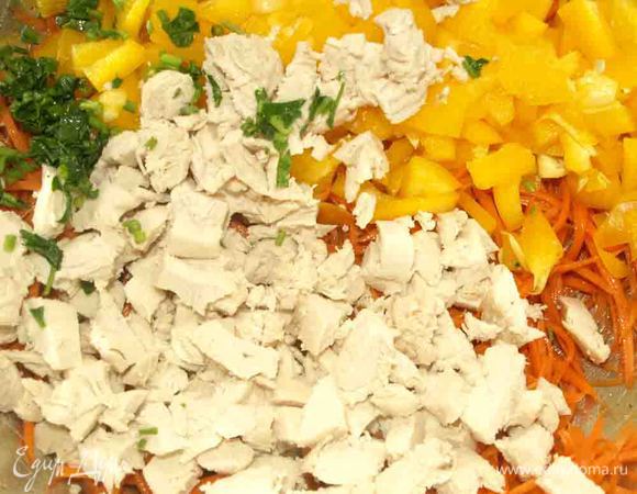 Когда морковь настоялась, стала сочной к ней добавляем отваренную куриную грудку нарезанную кубиками. Сладкий перец нарезанный кубиками, укроп. Все перемешиваем.