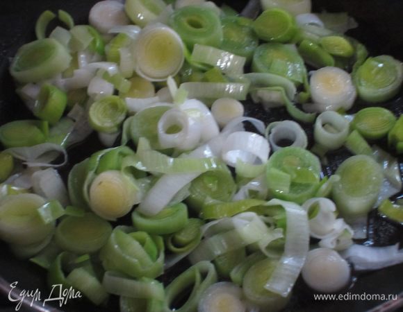 Лук-порей мелко нарезать и обжарить 2-3 минуты в 4 ст.л. оливкового масла. Влить нeмного тёплой воды, посолить, накрыть крышкой и тушить 10 минут. Остудить.