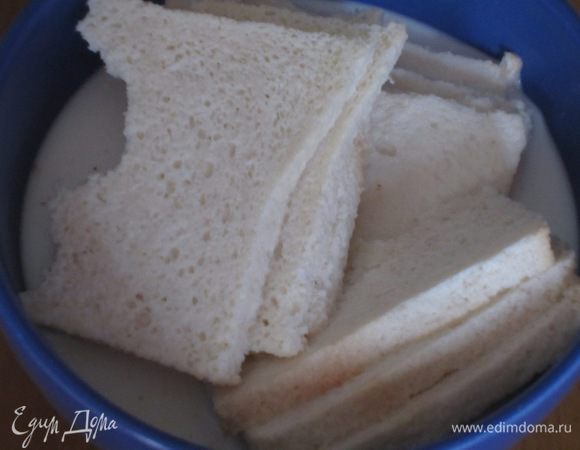 Хлеб замочить в молоке.