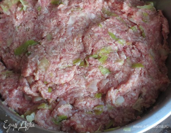 Соединить фарш, яйца, лук, хорошо отжатый хлеб, пармезан, панировочные сухари, посолить, поперчить, хорошо перемешать.