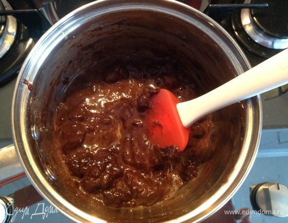 В ковшике нагреваем воду, добавляем щепотку соли и масло, доводим до кипения. После закипания смеси, всыпаем муку перемешанную с какао-порошком. Быстро перемешиваем до гладкого теста, стараемся это сделать без комочков. Когда тесто соберется в комок, снимаем с огня и немного даем тесту остыть.