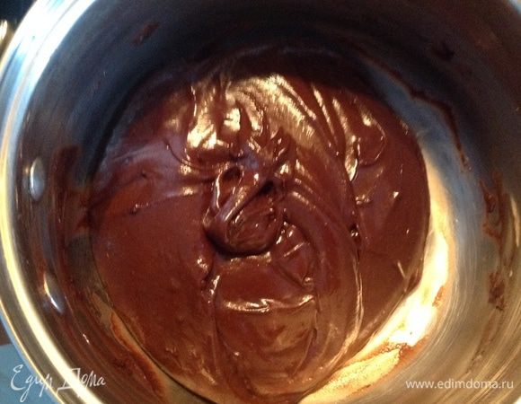 Как только тесто немного остыло, вмешиваем по одному яйца и перемешиваем тщательно, до получения однородного теста.