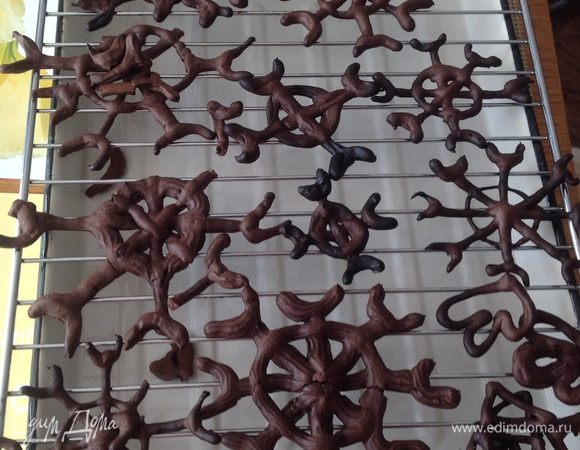 Выпекать в духовке при температуре 180 градусов. Ориентируйтесь по своей духовке, у меня это заняло минут 10 -12. Но это моя духовка, у меня все очень быстро горит, стоит только отвернуться. Снежинки должны быть немного суше, чем эклеры, чтобы впоследствии не размокли от глазури.
Выкладываем их на решетку и забываем о них на 10 часов.