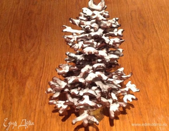 Наконец мне удалось насадить все снежинки, одна за другой. И так елочка выглядит перед чем я ее попыталась нарядить "игрушками".