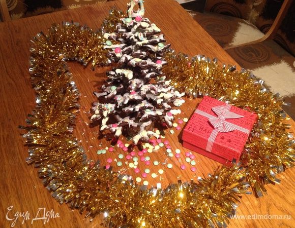 В качестве игрушек для елочки, я использовала цветные  конфетки в виде драже. Для того чтобы прикрепить их на елочку, я растопила немного белого шоколада и с его помощью приклеивала "игрушки" на елочку.  
