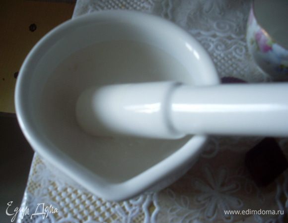 Растолочь сахарозаменитель в мелкую пудру.