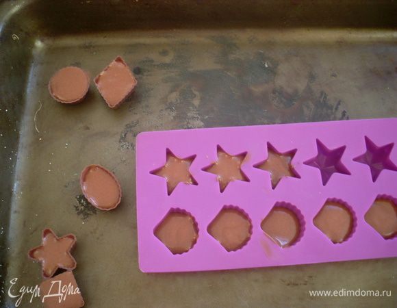 Разлить по формочкам (это фото с прошлого раза, но результат тогда сфотографировать не успела, гости налетели и все быстро съели).