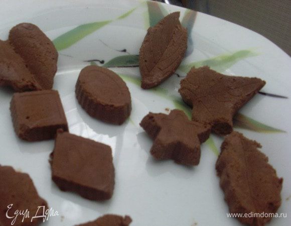 Заморозить в морозилке или на балконе часов на 10 до полной твердости. Вынуть из формочек. Хранить в морозилке, при комнатной температуре они тают.