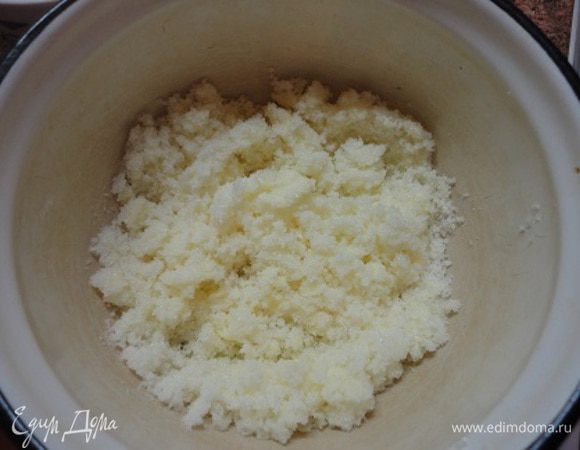 Сахар растереть со сливочным маслом, добавить яйца и взбить миксером.
Затем добавить сметану, рубленые орехи и смородиновое варенье. Вместо варенья я чаще добавляю размороженную и измельченную блендером свежую смородину (2 ст. ложки).Соединить разрыхлите ль с мукой и добавить к жидким ингредиентам. Получается жидкое тесто.
