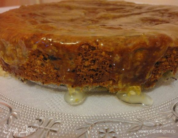 Приготовить помадку. За основу я взяла рецепт Нины (	http://ninagolovkoo.blogspot.com/) - еще раз большое ей спасибо! 
    -	1 чайную ложку крахмала развести 50 г воды.
    -	Цедру 1 лимона, 50 г воды и 50 г сахара смешать и довести до кипения. Выдавить в эту жидкость сок половинки лимона, ввести разведённый крахмал. Помешивая прокипятить не более минуты и вылить на готовый пирог.
