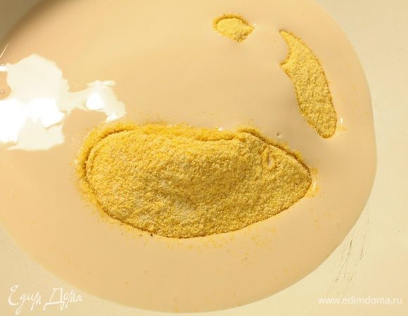 Кукурузную муку просеять, добавить ряженку (только обязательно должна быть мука, а не мелкая крупа), я пользуюсь стаканом емкостью 250 мл.