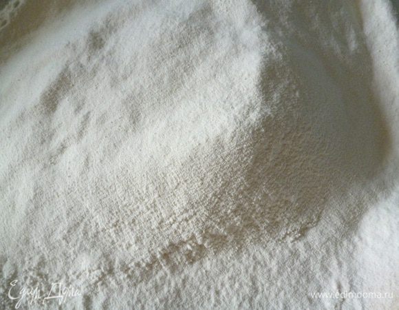 Пшеничную муку смешать с содой и разрыхлителем, просеять, масло сливочное растопить и остудить до теплого.