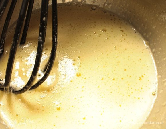 Яйца слегка взбить с сахарной пудрой (если сырки без ванили, добавьте ванильный сахар по вкусу).