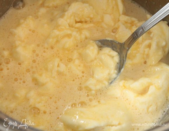 Добавить яичную смесь к сыркам,хорошо перемешать.