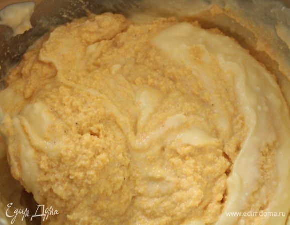 Затем добавить кукурузную муку с ряженкой, перемешать, добавить пшеничную муку, перемешать.