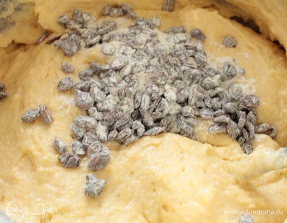 Вяленый барбарис обдать кипятком, воду слить, обсушить барбарис с помощью салфетки, обвалять в небольшом количестве муки, аккуратно вмешать в тесто (пакетик барбариса весом 10 г)